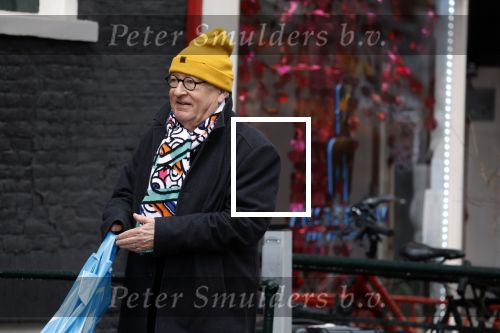 Amsterdam 9 fgebruari 2024
Youp v t Hek doet boodschappen bij AH en bellend op straat in het centrum van Amsterdam.