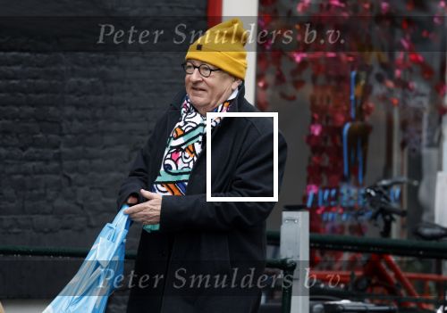 Amsterdam 9 fgebruari 2024
Youp v t Hek doet boodschappen bij AH en bellend op straat in het centrum van Amsterdam.