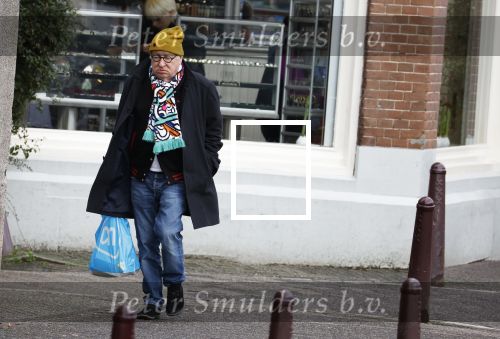 Amsterdam 9 fgebruari 2024
Youp v t Hek doet boodschappen bij AH en bellend op straat in het centrum van Amsterdam.