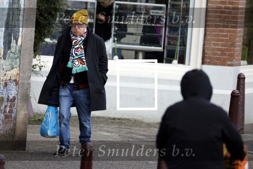 Amsterdam 9 fgebruari 2024
Youp v t Hek doet boodschappen bij AH en bellend op straat in het centrum van Amsterdam.