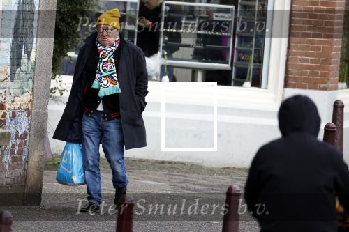 Amsterdam 9 fgebruari 2024
Youp v t Hek doet boodschappen bij AH en bellend op straat in het centrum van Amsterdam.