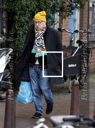 Amsterdam 9 fgebruari 2024
Youp v t Hek doet boodschappen bij AH en bellend op straat in het centrum van Amsterdam.