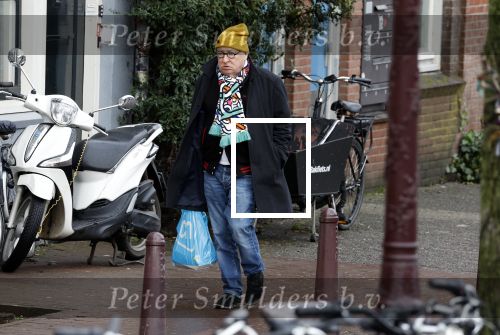 Amsterdam 9 fgebruari 2024
Youp v t Hek doet boodschappen bij AH en bellend op straat in het centrum van Amsterdam.
