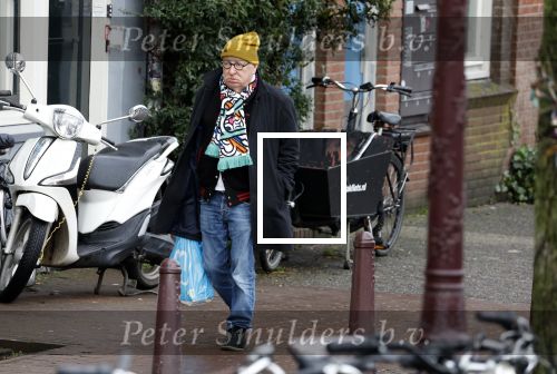 Amsterdam 9 fgebruari 2024
Youp v t Hek doet boodschappen bij AH en bellend op straat in het centrum van Amsterdam.