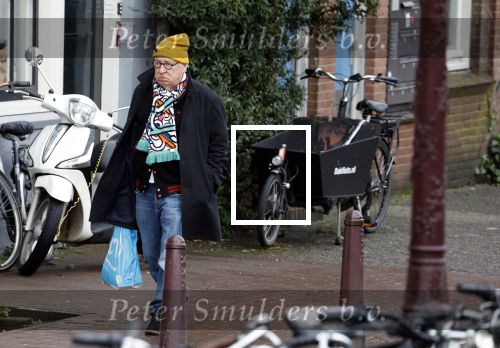 Amsterdam 9 fgebruari 2024
Youp v t Hek doet boodschappen bij AH en bellend op straat in het centrum van Amsterdam.