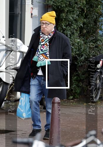 Amsterdam 9 fgebruari 2024
Youp v t Hek doet boodschappen bij AH en bellend op straat in het centrum van Amsterdam.