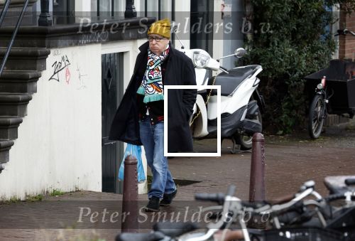 Amsterdam 9 fgebruari 2024
Youp v t Hek doet boodschappen bij AH en bellend op straat in het centrum van Amsterdam.