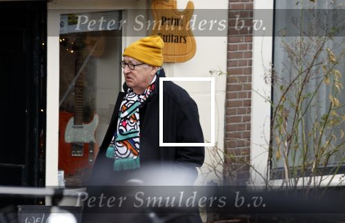 Amsterdam 9 fgebruari 2024
Youp v t Hek doet boodschappen bij AH en bellend op straat in het centrum van Amsterdam.