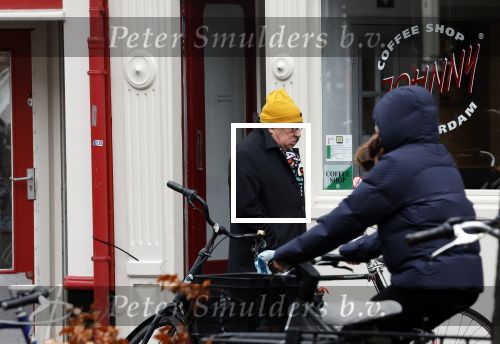 Amsterdam 9 fgebruari 2024
Youp v t Hek doet boodschappen bij AH en bellend op straat in het centrum van Amsterdam.