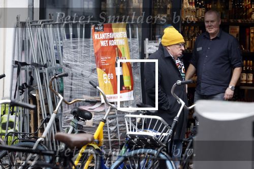 Amsterdam 9 fgebruari 2024
Youp v t Hek doet boodschappen bij AH en bellend op straat in het centrum van Amsterdam.