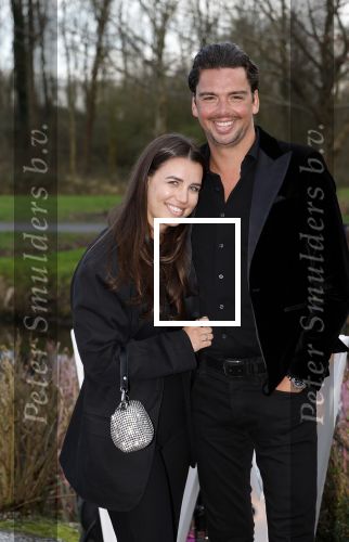 Maarssen 24 februari 2024
Wesly Bronkhorst en Raquel trouwen . Ze kwam met boot aanvaren , Dirk Zeelenberg heeft ze getrouwd. Yves Berendse kwam met zijn. vriendin