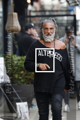 Amsterdam 20 januari 2024
Bas Smit en Zeus met Alter Ego truien op de cornelis schuytstraat