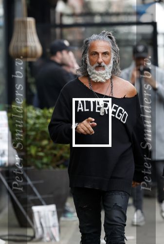 Amsterdam 20 januari 2024
Bas Smit en Zeus met Alter Ego truien op de cornelis schuytstraat