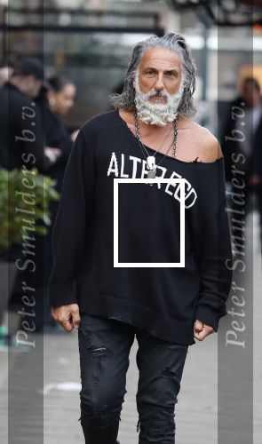 Amsterdam 20 januari 2024
Bas Smit en Zeus met Alter Ego truien op de cornelis schuytstraat