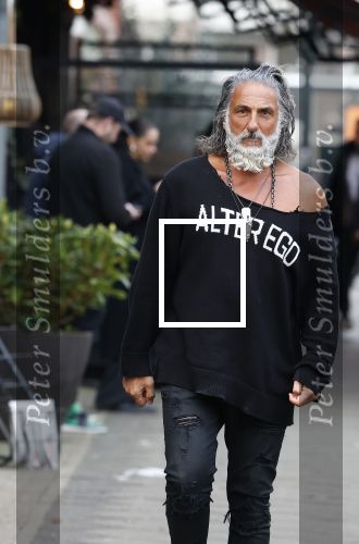 Amsterdam 20 januari 2024
Bas Smit en Zeus met Alter Ego truien op de cornelis schuytstraat