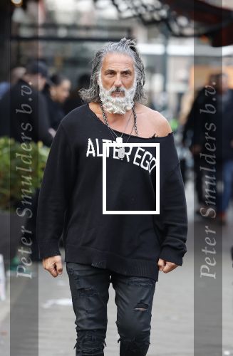 Amsterdam 20 januari 2024
Bas Smit en Zeus met Alter Ego truien op de cornelis schuytstraat