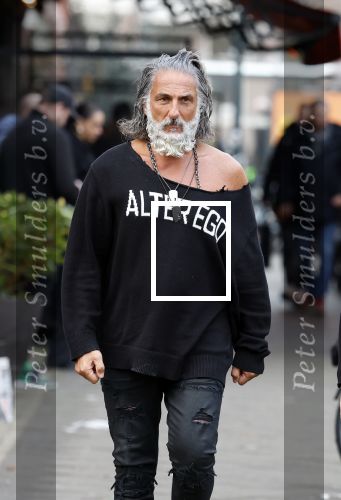Amsterdam 20 januari 2024
Bas Smit en Zeus met Alter Ego truien op de cornelis schuytstraat
