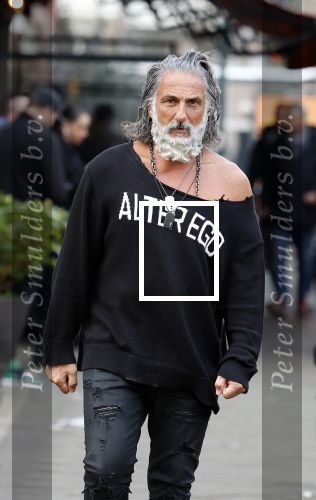 Amsterdam 20 januari 2024
Bas Smit en Zeus met Alter Ego truien op de cornelis schuytstraat