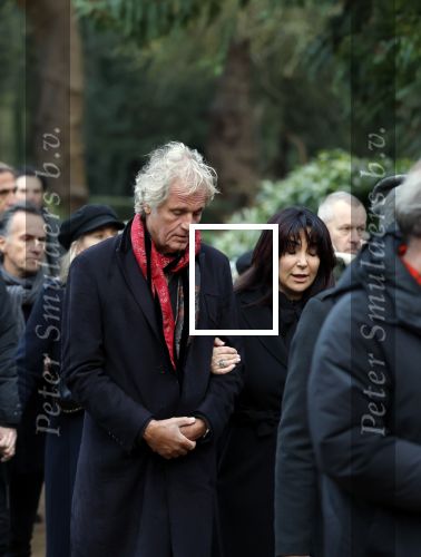 Amsterdam 24 januari 2025
Crematie Manuela Kemp op zorgvlied in Amsterdam. Jeroen Pauw met ex vriendin Nimet Akdemir
