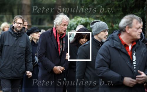 Amsterdam 24 januari 2025
Crematie Manuela Kemp op zorgvlied in Amsterdam. Jeroen Pauw met ex vriendin Nimet Akdemir