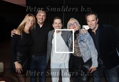 Den Bosch 7 februari 2026
De Hanslers , Monique Hansler Peter Hansler Mike Hansler en zijn vriendin op het vakantiefestival in de brabanthallen in Den Bosch . Khalid Kasem intervieuwde hen in de stand van Prijsvrij.
De Hanslers met Andre Hazes