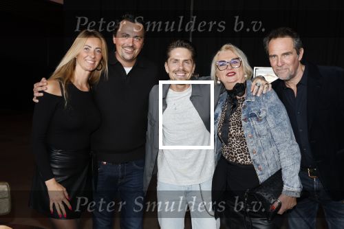 Den Bosch 7 februari 2026
De Hanslers , Monique Hansler Peter Hansler Mike Hansler en zijn vriendin op het vakantiefestival in de brabanthallen in Den Bosch . Khalid Kasem intervieuwde hen in de stand van Prijsvrij.
De Hanslers met Andre Hazes