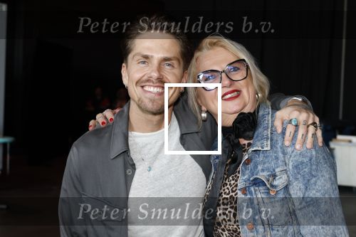Den Bosch 7 februari 2026
De Hanslers , Monique Hansler Peter Hansler Mike Hansler en zijn vriendin op het vakantiefestival in de brabanthallen in Den Bosch . Khalid Kasem intervieuwde hen in de stand van Prijsvrij.
De Hanslers met Andre Hazes