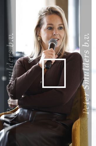 Amsterdam 30 januari 2026
Buiten gewone gezinnen, het nieuwe boek van acteur, columnist en podcastmaker Diego Gonzalez-Clark is vandaag gepresenteerd. Chantal Janzen ontving het eerste boek .