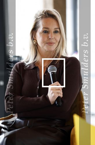 Amsterdam 30 januari 2026
Buiten gewone gezinnen, het nieuwe boek van acteur, columnist en podcastmaker Diego Gonzalez-Clark is vandaag gepresenteerd. Chantal Janzen ontving het eerste boek .