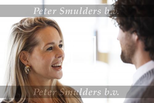 Amsterdam 30 januari 2026
Buiten gewone gezinnen, het nieuwe boek van acteur, columnist en podcastmaker Diego Gonzalez-Clark is vandaag gepresenteerd. Chantal Janzen ontving het eerste boek .