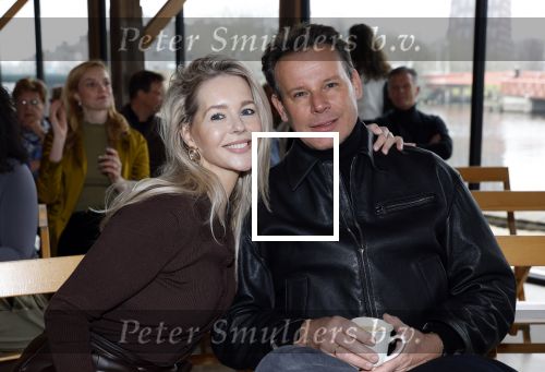Amsterdam 30 januari 2026
Buiten gewone gezinnen, het nieuwe boek van acteur, columnist en podcastmaker Diego Gonzalez-Clark is vandaag gepresenteerd. Chantal Janzen ontving het eerste boek . Chantal Janzen en Leco v Zadelhoff