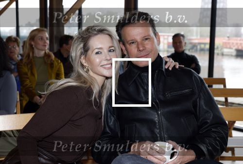 Amsterdam 30 januari 2026
Buiten gewone gezinnen, het nieuwe boek van acteur, columnist en podcastmaker Diego Gonzalez-Clark is vandaag gepresenteerd. Chantal Janzen ontving het eerste boek . Chantal Janzen en Leco v Zadelhoff