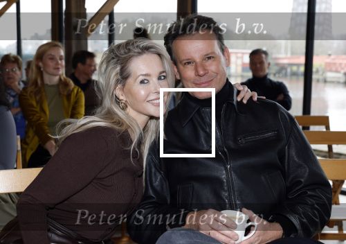 Amsterdam 30 januari 2026
Buiten gewone gezinnen, het nieuwe boek van acteur, columnist en podcastmaker Diego Gonzalez-Clark is vandaag gepresenteerd. Chantal Janzen ontving het eerste boek . Chantal Janzen en Leco v Zadelhoff