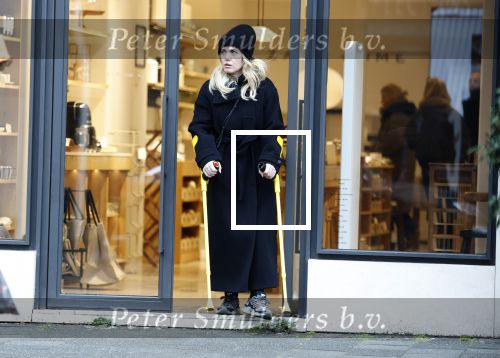 Amsterdam 16 februari 2026
Johnny Heitinga en zijn vrouw charlotte Heitinga ( op krukken) doen boodschappen bijm Zara Home