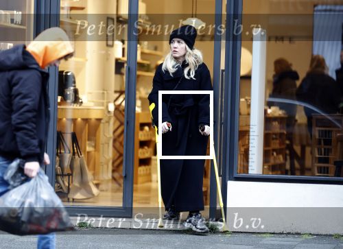 Amsterdam 16 februari 2026
Johnny Heitinga en zijn vrouw charlotte Heitinga ( op krukken) doen boodschappen bijm Zara Home