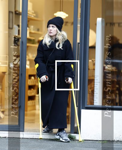Amsterdam 16 februari 2026
Johnny Heitinga en zijn vrouw charlotte Heitinga ( op krukken) doen boodschappen bijm Zara Home