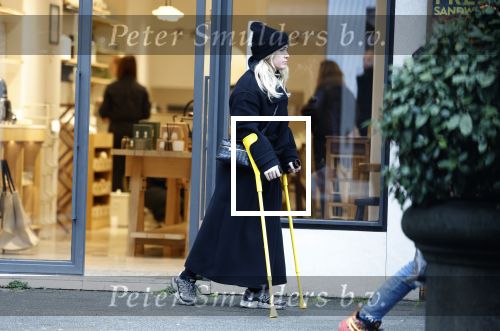 Amsterdam 16 februari 2026
Johnny Heitinga en zijn vrouw charlotte Heitinga ( op krukken) doen boodschappen bijm Zara Home
