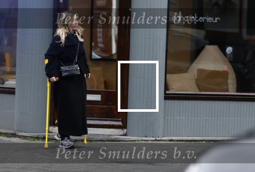 Amsterdam 16 februari 2026
Johnny Heitinga en zijn vrouw charlotte Heitinga ( op krukken) doen boodschappen bijm Zara Home
