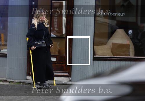 Amsterdam 16 februari 2026
Johnny Heitinga en zijn vrouw charlotte Heitinga ( op krukken) doen boodschappen bijm Zara Home