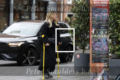 Amsterdam 16 februari 2026
Johnny Heitinga en zijn vrouw charlotte Heitinga ( op krukken) doen boodschappen bijm Zara Home