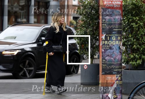 Amsterdam 16 februari 2026
Johnny Heitinga en zijn vrouw charlotte Heitinga ( op krukken) doen boodschappen bijm Zara Home