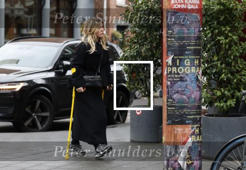 Amsterdam 16 februari 2026
Johnny Heitinga en zijn vrouw charlotte Heitinga ( op krukken) doen boodschappen bijm Zara Home