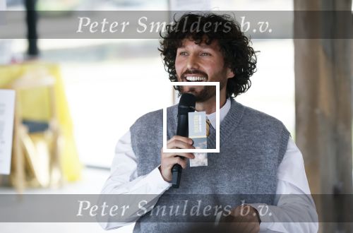 Amsterdam 30 januari 2026
Buiten gewone gezinnen, het nieuwe boek van acteur, columnist en podcastmaker Diego Gonzalez-Clark is vandaag gepresenteerd. Chantal Janzen ontving het eerste boek .