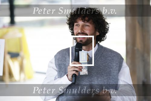 Amsterdam 30 januari 2026
Buiten gewone gezinnen, het nieuwe boek van acteur, columnist en podcastmaker Diego Gonzalez-Clark is vandaag gepresenteerd. Chantal Janzen ontving het eerste boek .