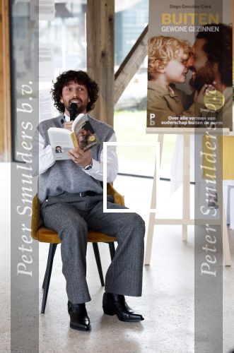 Amsterdam 30 januari 2026
Buiten gewone gezinnen, het nieuwe boek van acteur, columnist en podcastmaker Diego Gonzalez-Clark is vandaag gepresenteerd. Chantal Janzen ontving het eerste boek .