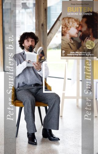 Amsterdam 30 januari 2026
Buiten gewone gezinnen, het nieuwe boek van acteur, columnist en podcastmaker Diego Gonzalez-Clark is vandaag gepresenteerd. Chantal Janzen ontving het eerste boek .