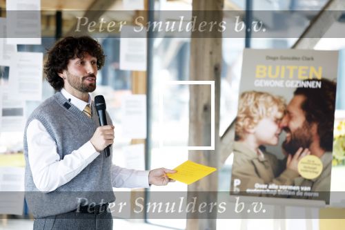 Amsterdam 30 januari 2026
Buiten gewone gezinnen, het nieuwe boek van acteur, columnist en podcastmaker Diego Gonzalez-Clark is vandaag gepresenteerd. Chantal Janzen ontving het eerste boek .