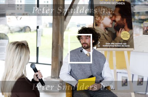 Amsterdam 30 januari 2026
Buiten gewone gezinnen, het nieuwe boek van acteur, columnist en podcastmaker Diego Gonzalez-Clark is vandaag gepresenteerd. Chantal Janzen ontving het eerste boek .