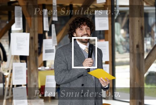 Amsterdam 30 januari 2026
Buiten gewone gezinnen, het nieuwe boek van acteur, columnist en podcastmaker Diego Gonzalez-Clark is vandaag gepresenteerd. Chantal Janzen ontving het eerste boek .