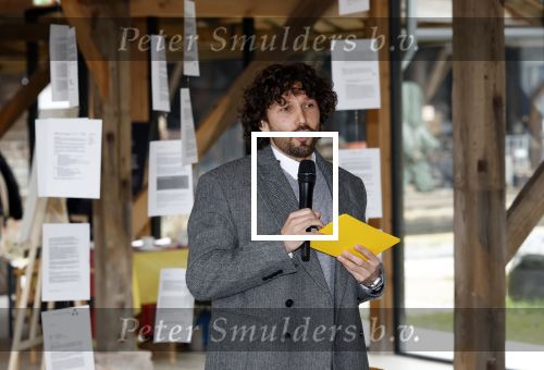 Amsterdam 30 januari 2026
Buiten gewone gezinnen, het nieuwe boek van acteur, columnist en podcastmaker Diego Gonzalez-Clark is vandaag gepresenteerd. Chantal Janzen ontving het eerste boek .